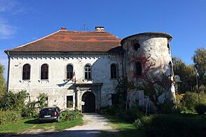 Красивый старинный особняк 1613 года постройки