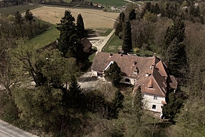 Замок с 19-го века с конюшней